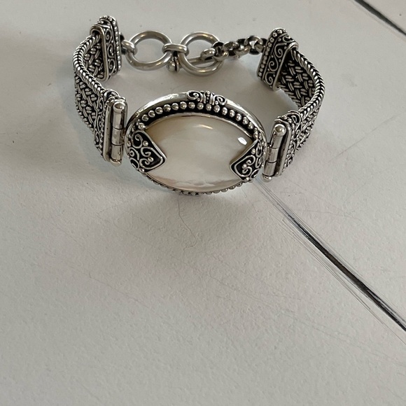 Ornate Indonesian Mother of Pearl Bracelet - Picture 7 of 12